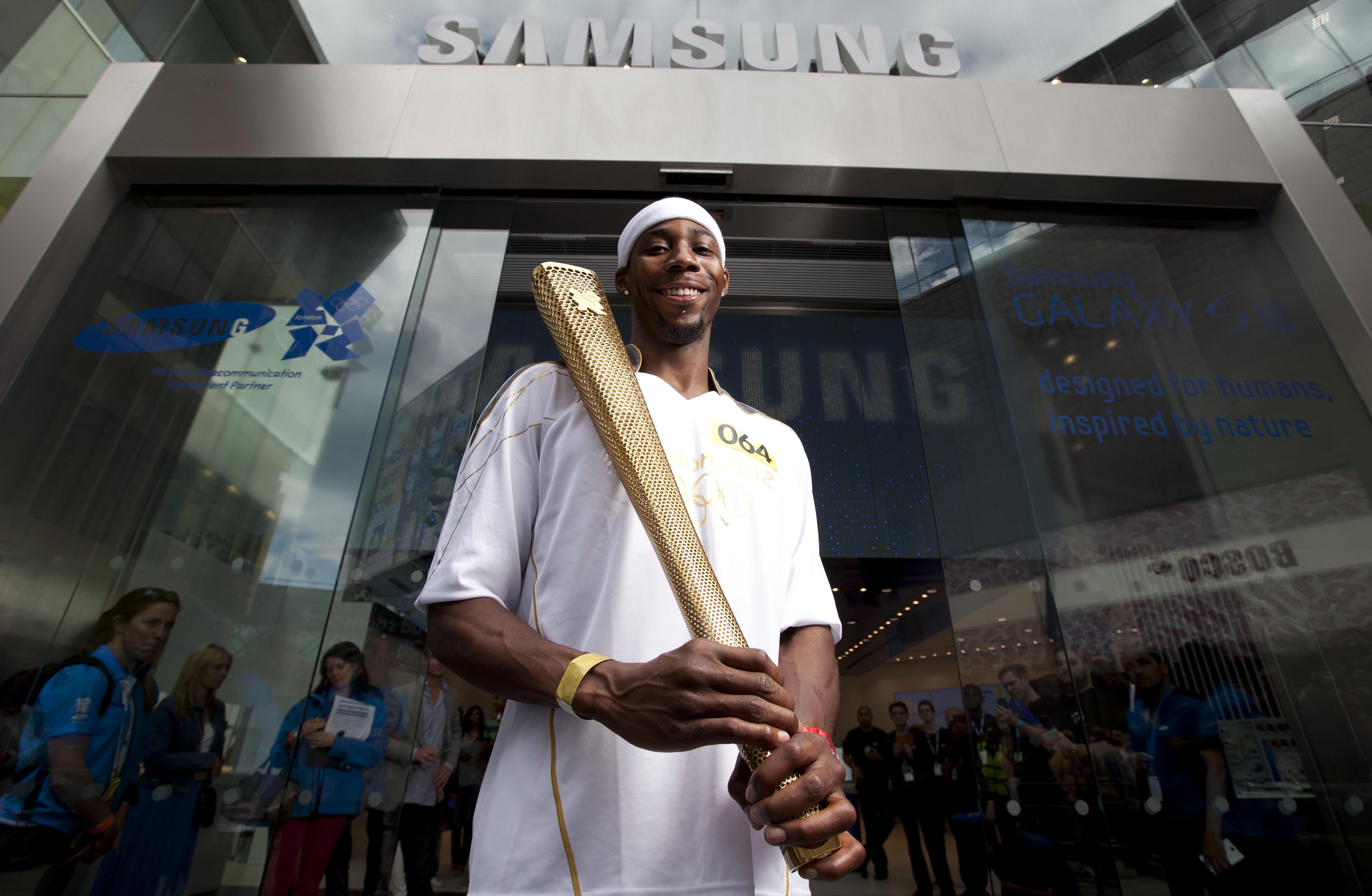 삼성전자 올림픽 홍보대사 필립스 이도우, 성화봉송 주자 활약 < 산업 < 기사본문 - 중소기업신문