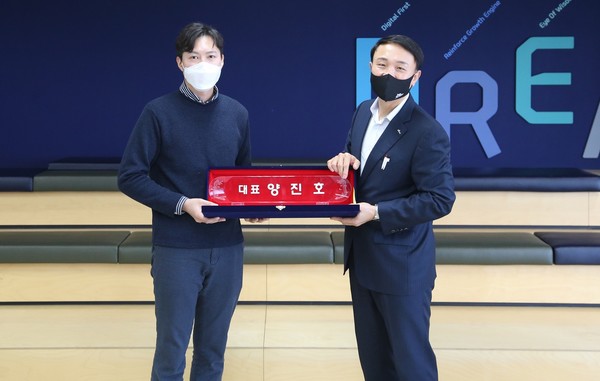 신한카드 문동권 경영기획그룹장(오른쪽)이 씨브이쓰리 양진호 대표(오른쪽)에게 명패를 증정하고 있다. 사진=신한카드