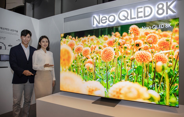 삼성전자 모델이 서울 서초동에 위치한 삼성 딜라이트에서 신제품 Neo QLED TV를 소개하고 있다.