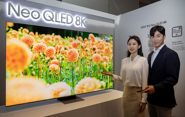 삼성전자 모델이 서울 서초동에 위치한 삼성 딜라이트에서 신제품 Neo QLED TV를 소개하고 있다.