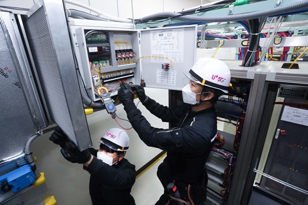 LG유플러스 협력 업체 직원들이 마곡국사에 구축된 외기냉방 시스템을 점검하는 모습. 사진/LG유플러스