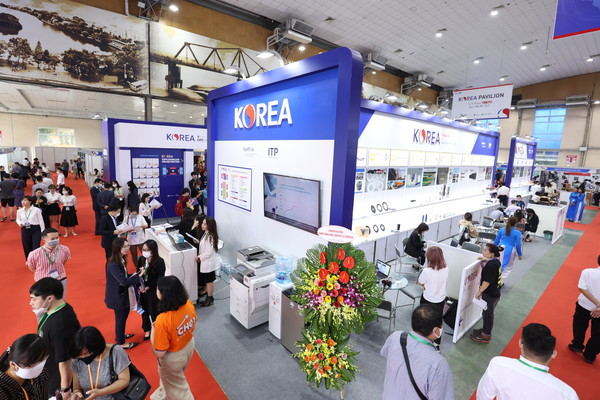 KOTRA는 국내 중소·중견기업의 신남방 전략시장 진출을 지원하기 위해 이달 14일부터 한 달간 ‘동남아·대양주 한국 상품전’을 개최한다. 베트남의 경우 ‘베트남 엑스포’가 14일부터 나흘간 오프라인으로 열린다. 사진은 '베트남 엑스포'의 한국관 전경.