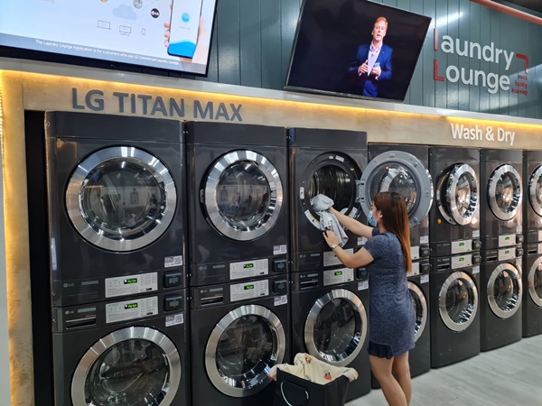 LG전자가 최근 오픈한 필리핀 마닐라 소재 '스마트 론드리 라운지'에 상업용 세탁기·건조기를 공급했다. 고객이 ‘스마트 론드리 라운지’에서 LG 상업용 건조기를 사용하고 있다. 사진/LG전자