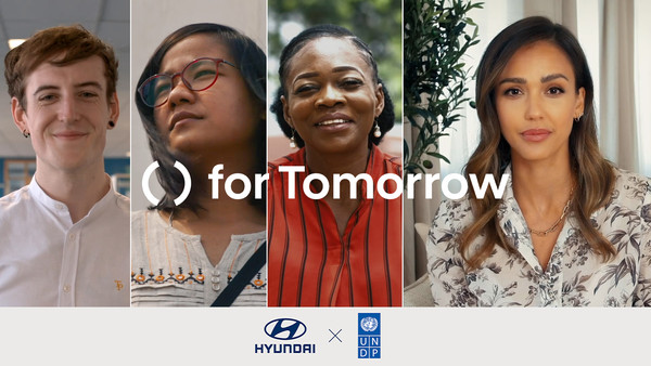 'for Tomorrow' 프로젝트 영상을 통해 공개된 솔루션을 제안한 (왼쪽부터) 영국의 시안 셔윈, 네팔의 소니카 만다르, 나이지라아의 오나 안젤라 아마카와 'for Tomorrow' 프로젝트 홍보대사인 배우 제시카 알바.