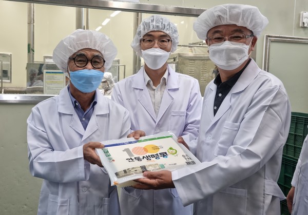 (사진 왼쪽부터) 권순협 안동농협 조합장, 이상원 더햇식품사업소장, 장철훈 농업경제대표이사가 '안동생명콩 두부'를 들어보이며 군납을 축하하고 있다.