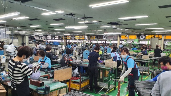 인천 남동공단에 위치한 동국성신 본사 공장에서 직원들이 바쁘게 일을 하고 있다. 사진/이지하 기자
