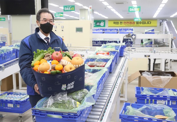 이성희 농협중앙회장은 취임 1주년을 맞아 농협 온라인사업에서 디지털풀필먼트센터 시스템이 처음으로 적용된 성남유통센터를 찾아 시스템을 살펴봤다. 이 회장은 온·오프라인 시너지 창출로 농업인과 소비자가 만족하는 유통시스템의 대변혁을 만들겠다고 강조했다.