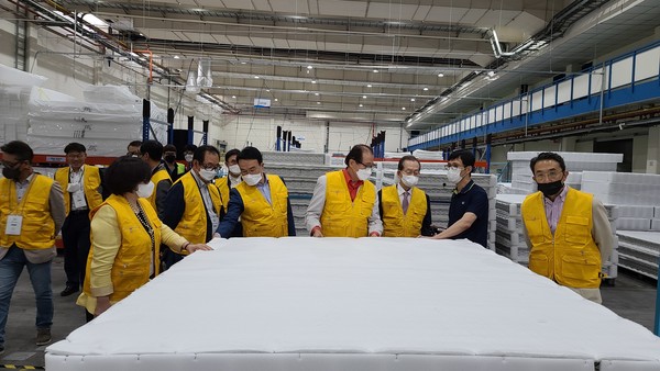 인간개발연구원 회원들이 9일 경기 여주에 위치한 씰리코리아 공장을 찾아 침대 생산과정을 설명들으며 자세하게 살펴보고 있다.