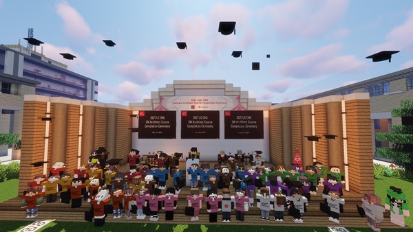 LG전자가 최근 소프트웨어 전문가 교육과정을 마친 직원들이 같은 공간에서 수료의 기쁨을 함께 나눌 수 있도록 메타버스 수료식을 열었다. 아바타의 모습으로 수료식에 참가한 직원들은 LG전자가 가상공간에 구축한 CMU(Carnegie Mellon University) 캠퍼스의 행사장에서 수료증을 받고 동료들과 수료의 기쁨을 나눴다. 사진/LG전자