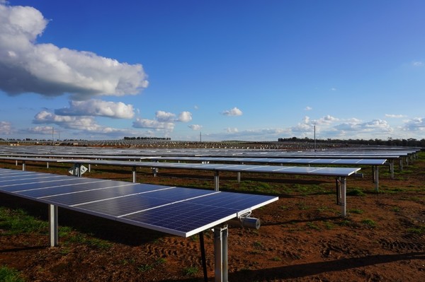 ATI가 호주에 설치해 가동중인 태양광 발전설비 모습. 하부 구조물 등에 포스코의 포스맥이 적용됐다.
