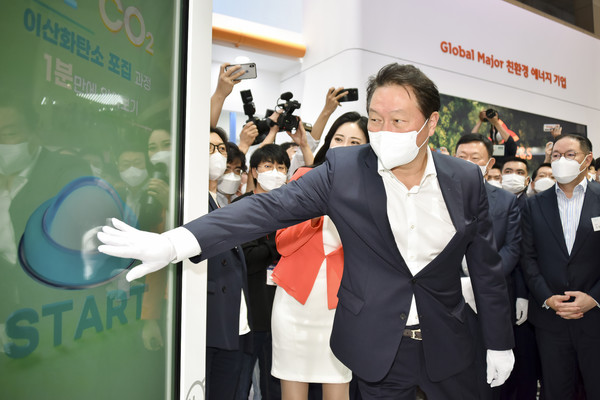 최태원 SK그룹 회장이 8일 경기도 고양시 킨텍스에서 열린 2021 수소모빌리티+쇼’에 마련된 ‘SK 수소 밸류체인관’에서 키오스크 체험을 하고 있다.