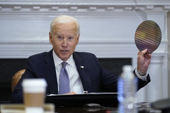 조 바이든 미국 대통령이 지난 4월 백악관에서 열린 반도체 CEO 서밋에서 웨이퍼를 들어 보이는 모습. /사진 AP연합뉴스