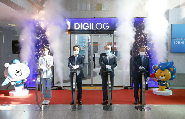 24일 서울 성동구에 위치한 한양대학교에서 열린 디지로그 브랜치 개점식에서 신한은행 진옥동 은행장(왼쪽에서 두번째)과 한양학원 김종량 이사장(왼쪽에서 세번째), 한양대학교 김우승 총장(오른쪽), 서포터즈 대표학생(왼쪽)과 기념촬영을 하고 있다. 사진/신한은행