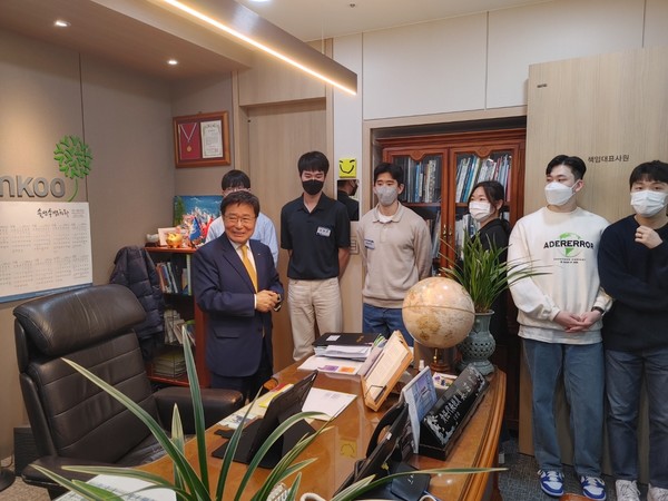 구자관 삼구아이앤씨 책임대표사원이 7일 인간개발연구원이 주최한 'HDI 멘토대학 5기' 멘토링 수업에서 대학생들에 자신의 집무실을 소개하고 있다. 사진/손원태기자