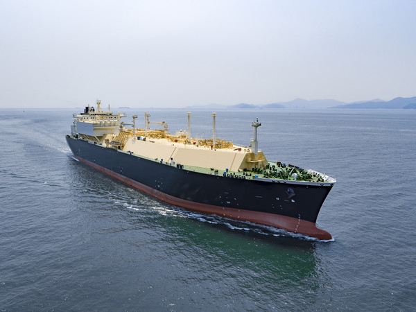 전 세계 조선 시장에서 한국과 경쟁하는 중국과 일본이 국내 조선사에 발주하는 사례가 최근 증가하고 있다. 한국이 독보적 기술력을 가진 액화천연가스(LNG) 운반선 분야에서 이 같은 경향이 두드러진다. 사진은 대우조선해양이 건조한 LNG운반선.
