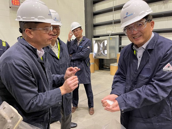 퓨어사이클 테크놀로지 더스틴 올슨 CMO(왼쪽)가 자사 생산 공장에서 SK지오센트릭 나경수 사장에게 고순도 재활용 PP에 대해 설명하고 있다.