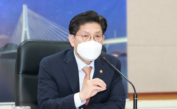 노형욱 국토교통부 장관은 광주에서 연달아 붕괴 사고를 일으킨 HDC현대산업개발에 정부가 내릴 수 있는 가장 강한 패널티(불이익)를 내려야 한다고 말했다. 사진/연합뉴스