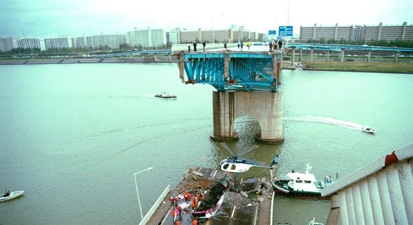1994년 32명이 숨진 성수대교 붕괴 사고. 사진/연합뉴스