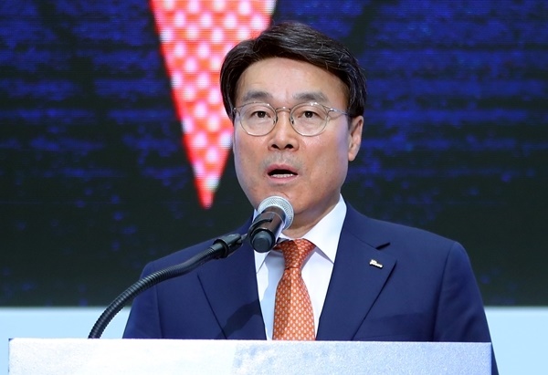 포스코가 28일 임시 주주총회를 열고 지주회사 체제 전환을 가결했다. 최정우 포스코그룹 회장은 “물적 분할 이후 자회사를 재상장하지 않겠다”고 공언했다.