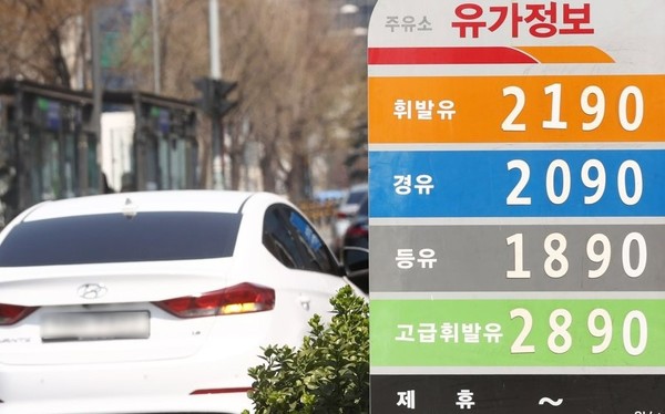 휘발유와 경유 가격이 리터당 2000원을 넘어선 서울 시내의 한 주유소. 사진/연합뉴스