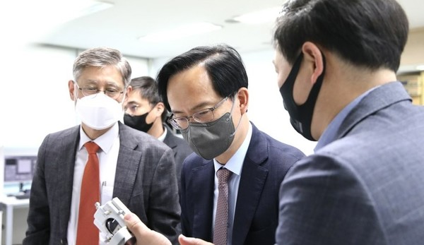 강성천 중소벤처기업부 차관이 혁신형 우수 중소기업인 경기도 수원 파크시스템스를 방문해 제품 설명을 듣고 있다. 사진/연합뉴스