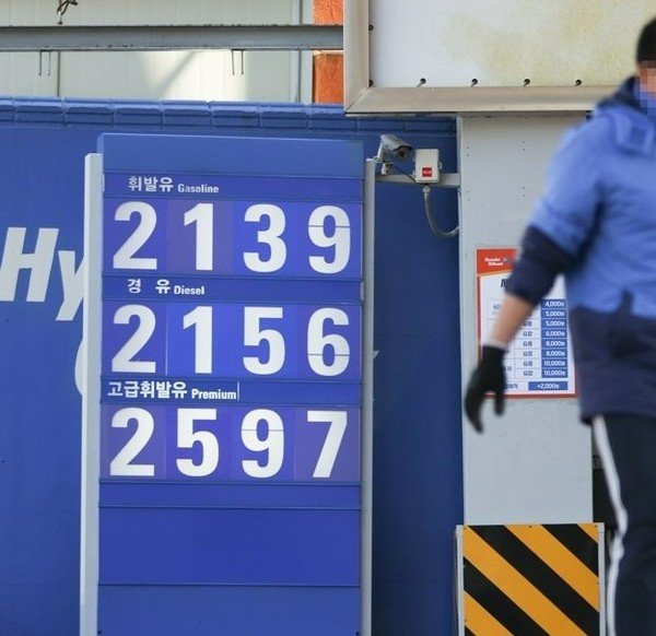 전국 평균 경유 가격마저 휘발유 가격을 추월했다. 국내 경유 가격이 휘발유 가격을 넘어선 것은 2008년 6월 이후 약 14년 만이다. 사진은 서울의 한 주유소