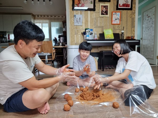 LG유플러스 임직원 가족이 EM흙공을 함께 만들고 있다. 사진/LG유플러스