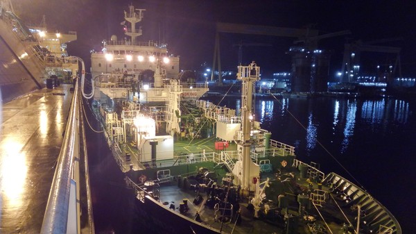 한국가스공사 벙커링 선박이 STS LNG벙커링을 작업을 수행하고 있다.