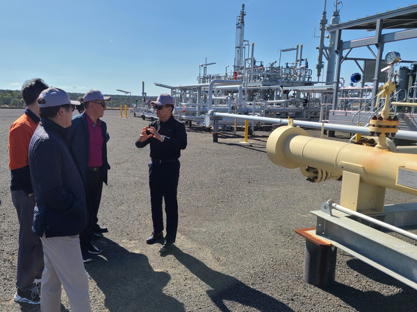 포스코인터내셔널 주시보 사장이(사진 최우측) 호주 세넥스에너지 로마노스 가스전의 처리시설을 방문해 임직원들과  에너지 사업에 대해 논의하고 있다.