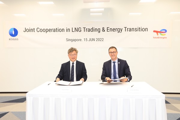 채희봉 한국가스공사 사장이 15일 글로벌 종합 에너지 기업 토탈과 전략적 장기 협력의 초석 마련을 위한 LNG 트레이딩 업무 협약을 체결했다.