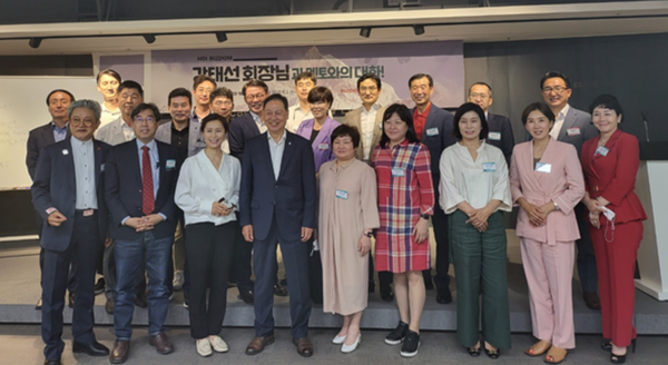 지난 20일 인간개발연구원은 BYN 본사 양재 사옥에서 HDI 비즈덤 행사를 열고 강태선 블랙야크 회장을 초빙해 30여 명의 젊은 CEO과 '제19회 멘토와의 대화'를 가졌다.사진/인간개발연구원