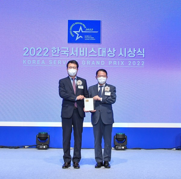 곽병영 대우건설 주택건축사업본부장(왼쪽)이 강명수 한국표준협회 회장으로부터 종합대상을 수상하고 있다. 사진/대우건설