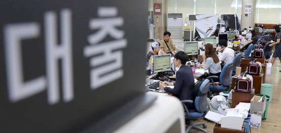 코로나19로 인해 대출을 받은 자영업자, 부동산 가격 폭등에 영끌 대출을 받아 주택을 구입한 서민들, 미래에 대한 불안감으로 빚을 내 주식에 투자한 청년들 모두가 최근 치솟는 물가와 금리 탓에 어려움을 겪고 있다. 이에 정부는 80조원이 넘는 규모의 금융지원을 통해 취약계층의 빚 부담 경감에 나서기로 했다.