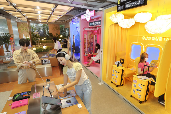 KT는 홍대입구역 인근에 MZ세대 고객을 겨냥한 프리미엄 통신 매장 ‘홍대 애드샵 플러스(Add Shop+)’를 오픈했다고 27일 밝혔다. 사진/KT