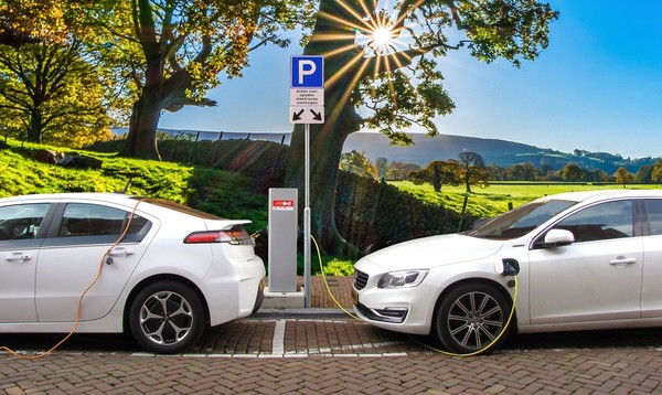 미국이 자국산 배터리 탑재 등 조건이 달린 새 전기자동차 보조금 정책을 추진하는 데 대해 유럽연합(EU)이 반발했다. /사진 픽사베이