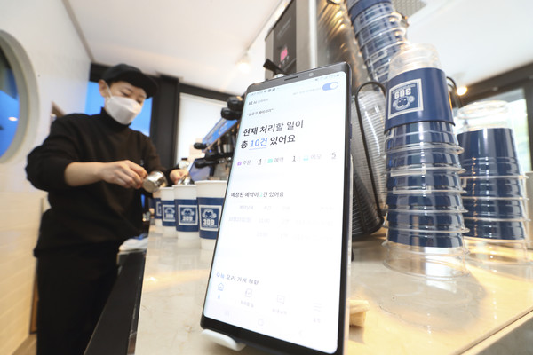 서울시 성동구의 한 베이커리에서 KT AI 통화비서가 고객의 요청사항을 받고 있다. 사진/KT