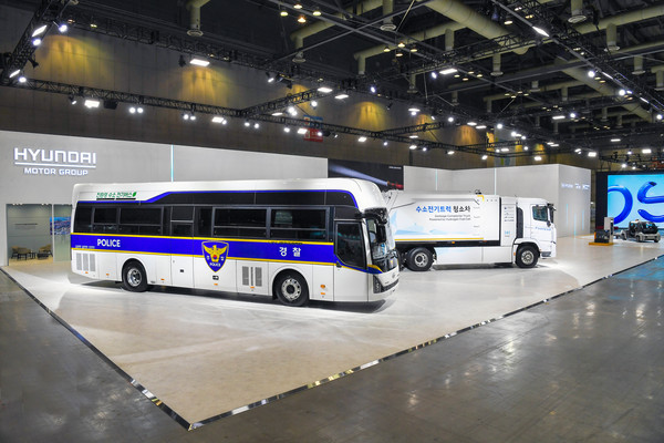 ‘H2 MEET 2022’ 현대차그룹관에 전시된 수소전기버스 경찰버스와 수소전기트럭 청소차. 사진/현대차그룹