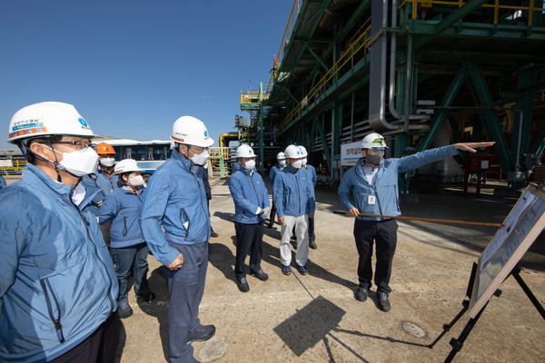 채희봉 가스공사 사장(왼쪽 세번째)이 1일 인천 LNG 생산기지 집중안전점검을 직접 참관했다.