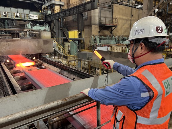 포항제철소 2연주공장에서 철강반제품인 슬라브가 생산되고 있다.