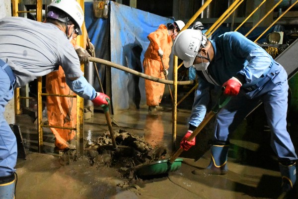 최정우 포스코그룹 회장이 17일 침수 피해를 크게 입은 포항제철소 압연지역(후판공장) 지하에서 직원들과 함께 토사 제거작업을 하고 있다.