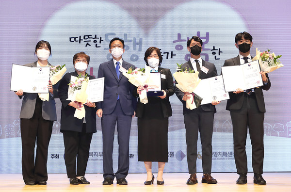 KT(대표이사 구현모, www.kt.com)가 21일 서울시 코엑스에서 열린 ‘제15회 치매극복의 날’ 기념식에서 치매 극복 유공 기관으로 선정돼 보건복지부 장관 표창을 수상했다.. ‘제 15회 치매극복의 날’은 보건복지부가 치매극복에 대한 범국민적 공감대를 형성하기 위해 매년 개최하는 행사로 치매극복 유공자와 기관 시상 및 치매안심센터 이용수기 우수사례 발표로 구성된다. 이날 행사는 ‘모두가 행복한 치매친화사회’ 라는 슬로건을 걸고 보건복지부 및 중앙치매센터 등 유관기관 관계자와 유공자 150여 명이 온라인과 오프라인으로 참석했다. 빠른 고령화로 야기된 사회문제를 해결하기 위해 KT는 디지털플랫폼 역량을 활용한 치매 극복 및 예방 교육 등을 6년 간 꾸준히 이어왔다. 중앙치매센터와 경기도광역치매센터는 KT를 업계에서 처음으로 치매 극복 선도기업으로 인증한 바 있다. 보건복지부 등 유관기관에서도 이같은 대국민 치매 인식 개선을 위한 KT의 공로를 인정해 올해 행사에서 장관 표창을 수여하게 됐다. KT는 전현직 임직원의 업을 기반으로 15년 간 IT 역량과 지식 기부 활동을 펼쳐온 대표적인 프로보노 사업 IT서포터즈를 통해 급격히 심화되는 디지털 정보격차 해소와 양질의 노인일자리 창출이라는 국가적 과제 해결에 동참하며 건강한 고령사회를 만드는데 기여했다는 평가를 받고 있다. 특히 중앙치매센터, 한국보훈복지의료공단, 한국노인인력개발원 등 보건복지부 산하기관과의 민관협력을 적극 도모하며 어르신 대상 디지털 포용 활동의 지속성과 실효성도 갖췄다.. 특히 KT는 2018년부터 본격적으로 국가치매관리 사업을 총괄하고 있는 중앙치매센터와의 협력을 강화했다.. 전국 47개소 치매안심센터와 전국 100여 개 복지관 및 유관기관을 대상으로 KT IT 서포터즈가 △코딩로봇으로 길 찾기 △VR로 경험하는 세계여행 △색칠로 체험하는 증강현실 등 ICT 역량과 기술을 활용한 스마트 뇌 활력 교육 활동을 전개해왔다. 교육 수혜자는 올해 8월 말 기준 1만여 명을 넘어섰다. 또 최근 용산구치매안심센터와 협력해 치매를 관리할 수 있는 AI 존도 구축했다. 이 공간에 방문하는 어르신은 AI 및 혼합현실(MR) 솔루션과 로봇 인형, 키오스크 교육 앱 등을 활용해 두뇌 발달과 신체 발달을 동시에 도와주는 비대면 교육 프로그램에 참여할 수 있다. 어르신들이 안심하고 교육 공간을 이용할 수 있도록 지능형 공간 살균 시설도 완비했다. 노인인력개발원과 및 지자체와 협력해 독거노인 치매돌봄을 위한 2,000여 명의 치매예방 전문 ICT 강사도 양성했다. 이외에 전국 2,000여 개 대리점 내 모니터에 ‘치매인식 공익영상’을 송출하는 등 치매 인식 개선 활동에도 적극 참여하고 있다. KT ESG경영추진실장 김무성 상무는 “KT는 디지털포용 선도 기업으로서 노령화 및 치매와 같은 국가적 사회 문제 해결에 IT 기술이 기여할 수 있도록 앞장서왔다“며, “앞으로도 다양한 영역에서 디지털 기술 및 교육의 접근성을 높여 노년층의 삶의 변화를 이끌고 누구나 격차 없이 디지털 기술의 혜택을 누릴 수 있도록 최선을 다할 것”이라고 밝혔다. 제15회 치매극복의날 기념식에 참석한 최종균 보건복지부 인구정책실장(좌측에서 세 번째)과 KT ESG경영추진실 장윤형 차장(좌측에서 네 번째)등 관계자들이 기념 사진을 찍는 모습. 사진/KT