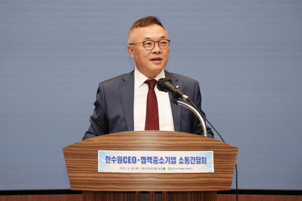 황주호 한수원 사장이 29일 서울 방사선보건원에서 열린 동반성장협의회에서 이야기하고 있다.