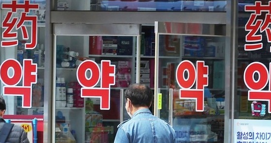6일 오후 서울 시내의 한 약국. 사진/연합뉴스