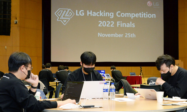 LG전자가 사이버보안의 중요성 인식 제고는 물론 SW 개발자들의 역량 향상, 우수 인재 발굴을 위해 최근 서울 양재동 소재 서초R&D캠퍼스에서 ‘LG 해킹대회 2022’를 열었다. 사진/LG전자