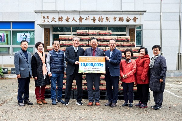 HDC현대산업개발은 지난 28일 소외된 어르신들이 따뜻하게 겨울을 보낼 수 있도록 (사)대한노인회 서울시연합회에 쌀 5kg 200포를 전달했다고 29일 밝혔다. 사진/HDC현산