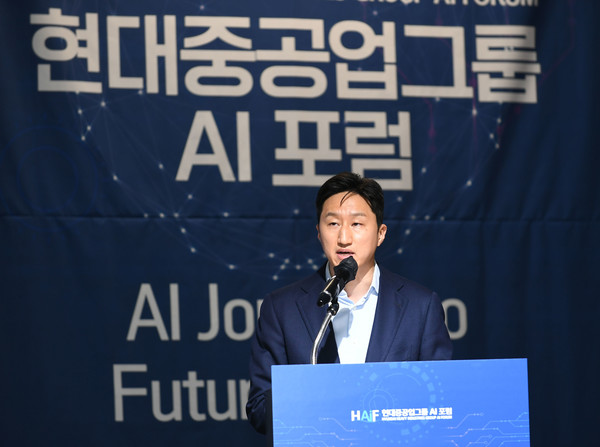 HD현대 정기선 사장이 6일 서울대학교 글로벌공학교육센터에서 개최된 AI 분야 산학연 포럼 ‘현대중공업그룹 AI포럼’(HAIF)에 참석해 개회사를 하고 있다.