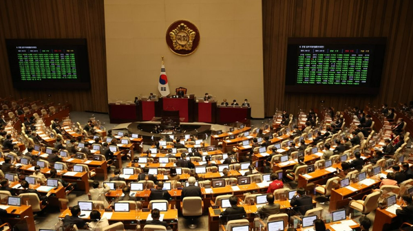 14년간 중소기업계에서 도입을 촉구해온 '납품단가 연동제' 법안이 8일 국회 본회의를 통과했다. 사진은 이날 개최된 국회 본회의 현장. 사진/연합뉴스