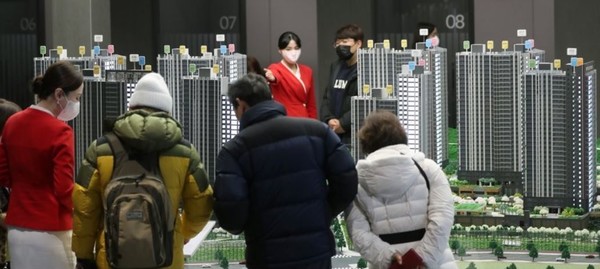 대형 건설사 모델하우스에 많은 사람이 내부를 둘러보고 있다. 사진/연합뉴스