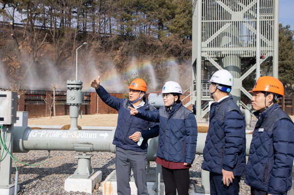 한국가스공사 최연혜 사장(왼쪽 두 번째)이 6일 대구경북지역본부 관음관리소 현장 점검을 시행했다.