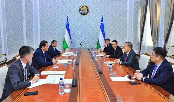 페르가나 주지사 면담(좌측에서 두번째 하이룰라 보자로프 페르가나 주지사, 우측에서 두번째 포스코인터내셔널 정탁부회장). 사진/포스코그룹